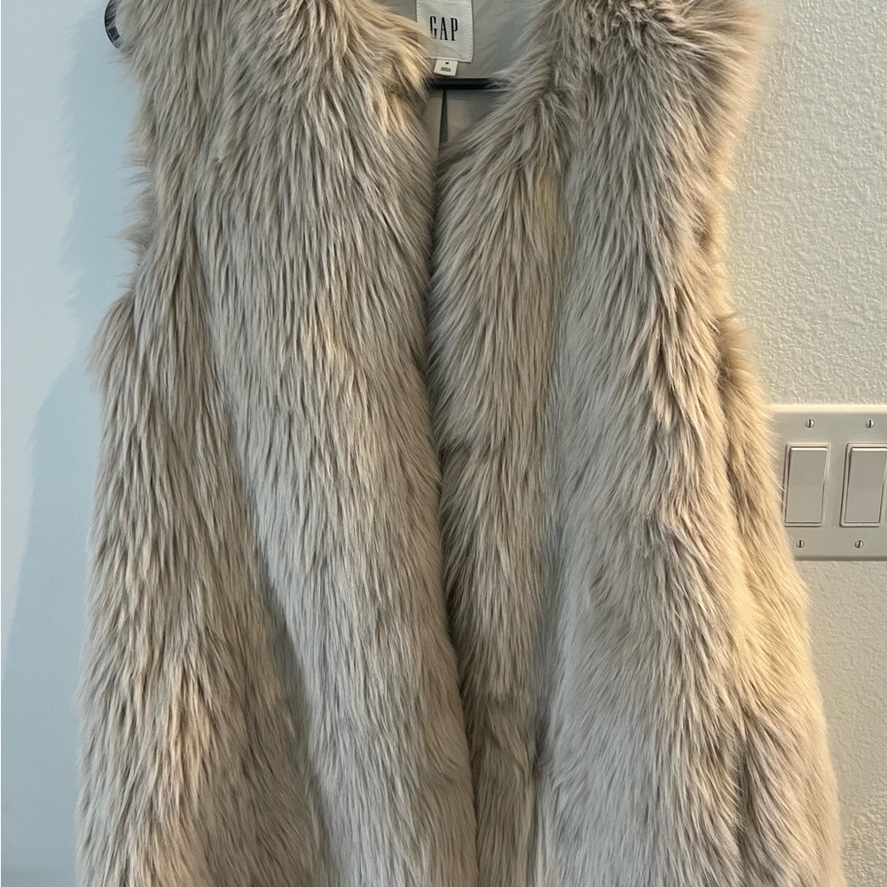 GAP Plush Faux Fur Vest in Cream